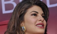পথে নেমে খাবার বিতরণ জ্যাকলিনের